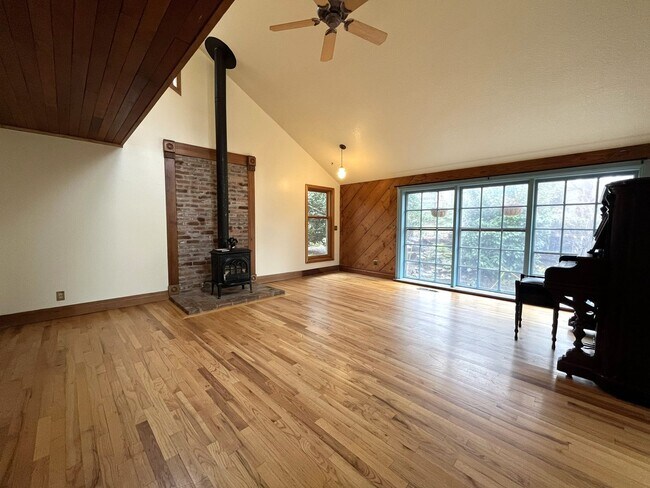 Building Photo - Vintage Urban Farmhouse 3 Bd 1 Bath home! Large bonus room & Balcony!  Surrounded by trees on lar...