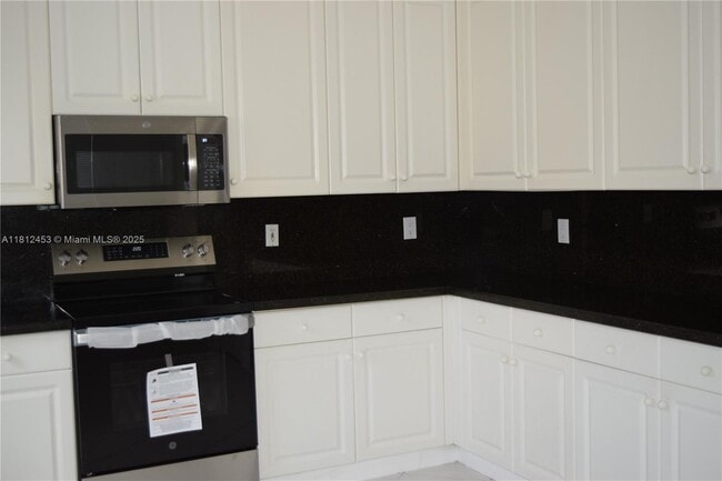 Building Photo - 991 Crestview Cir