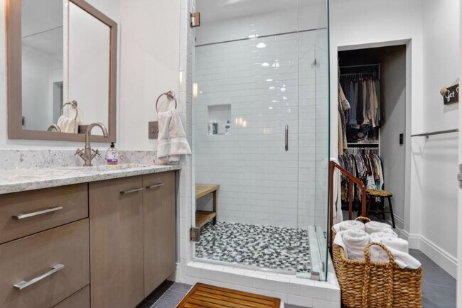 Building Photo - 905 Juniper St NE