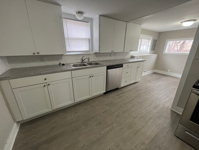 Building Photo - 3 Bed/1 bath home with 2 car garage for rent!