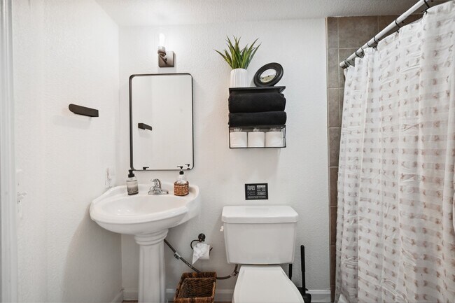 Building Photo - 5944 S Milwaukee Way