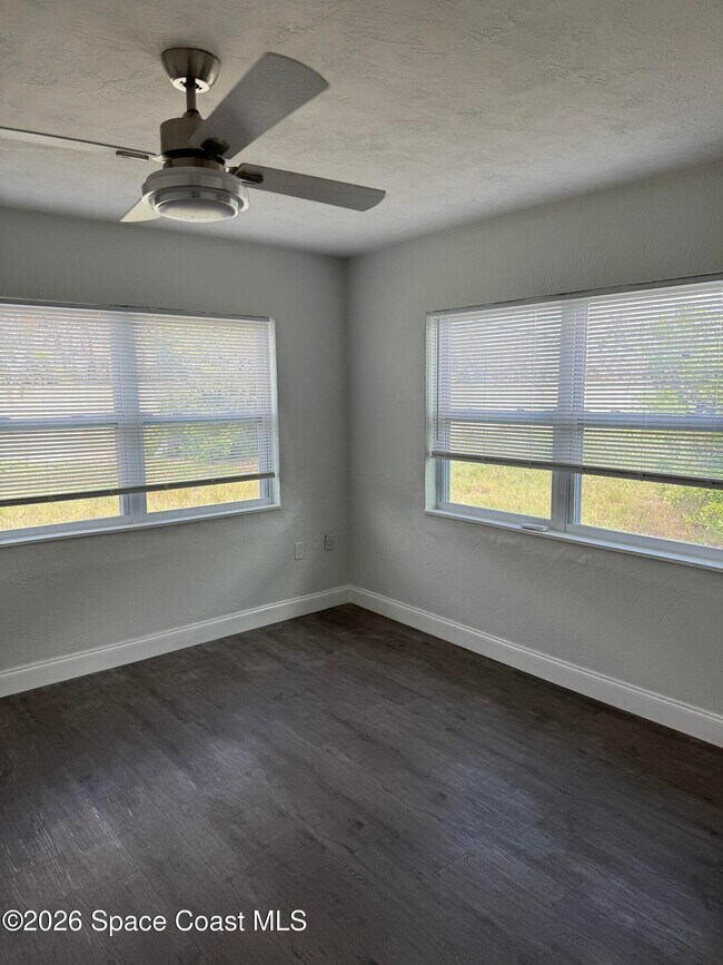 Building Photo - 204 W Alma Dr