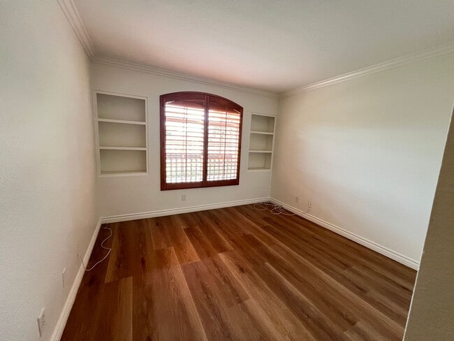 Building Photo - Private End Unit with New Kitchen