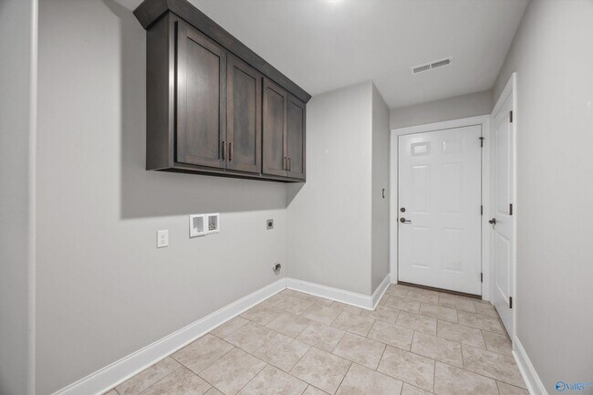 Building Photo - 17050 Stonegate Dr