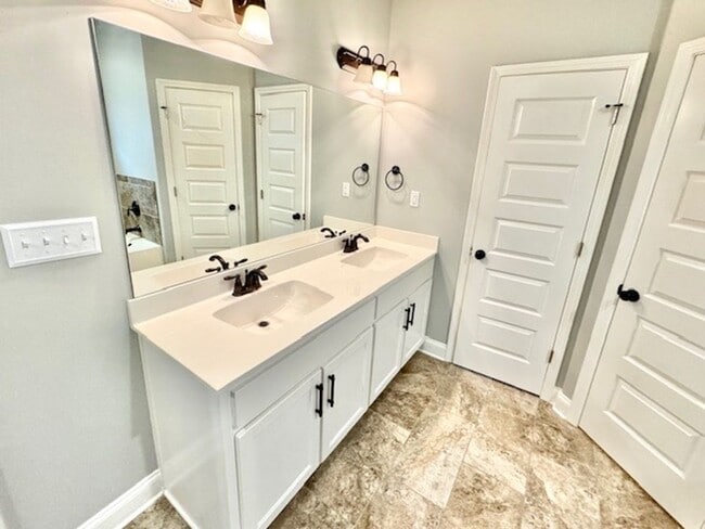 Building Photo - RiverstoneDrive5378