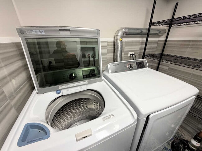 Building Photo - 2700 N Ridgeway Ave