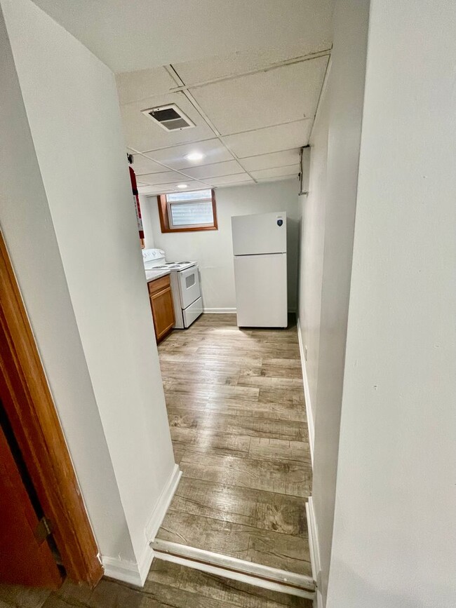 Building Photo - 813