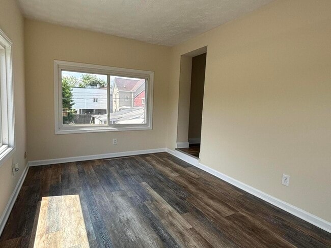 Building Photo - 35 Ash St