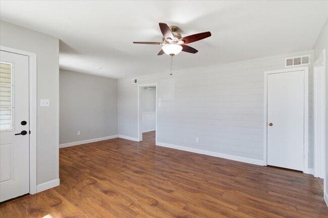 Building Photo - "Charming 3-Bedroom Retreat with 2 Full Baths in Farmers Branch"