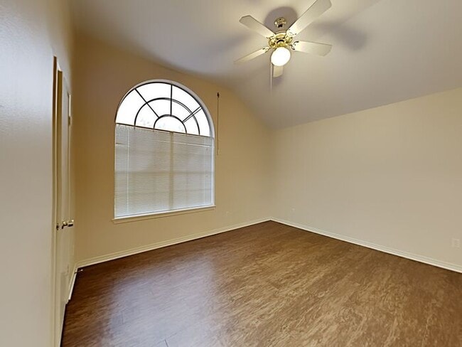 Building Photo - No Application Fees* $500 Off 1st Month Rent*
