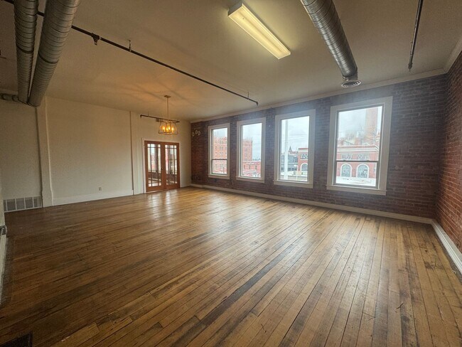 Building Photo - 811 Cook Building