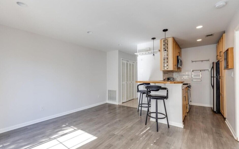 Building Photo - 117 Longfield Ct