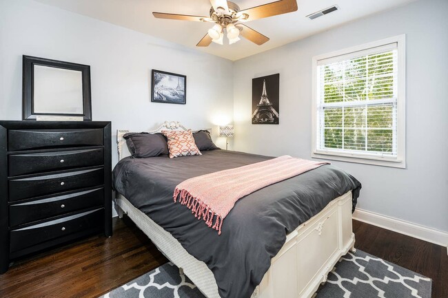 Third bedroom with queen bed - 798 Harbor Pl Dr