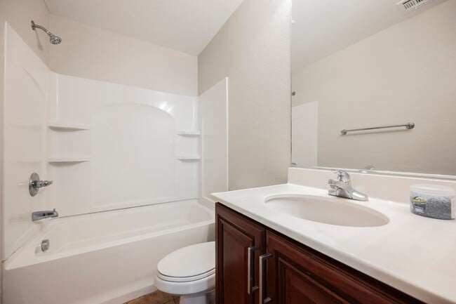 Building Photo - 3 Bedroom, 2.5 Bath Two Story Home in Sout...