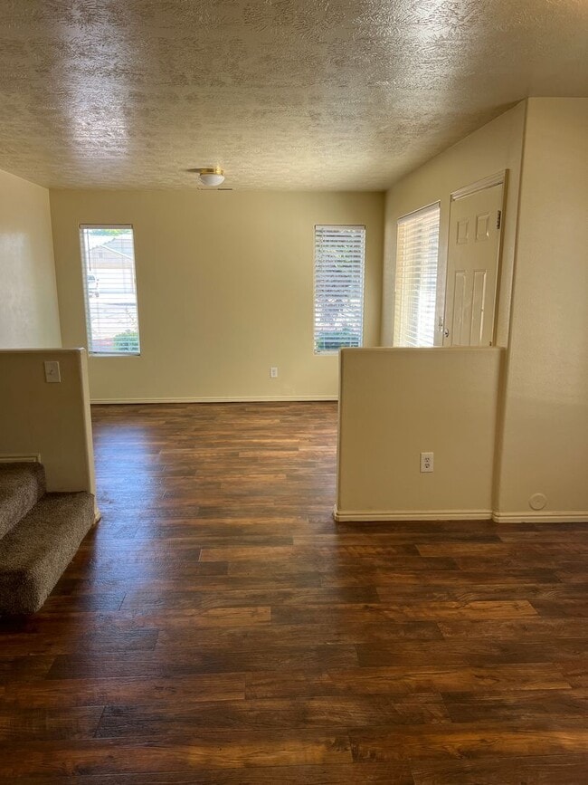 Building Photo - Nice 3 Bedroom, 2.5 bathroom townhome in S...