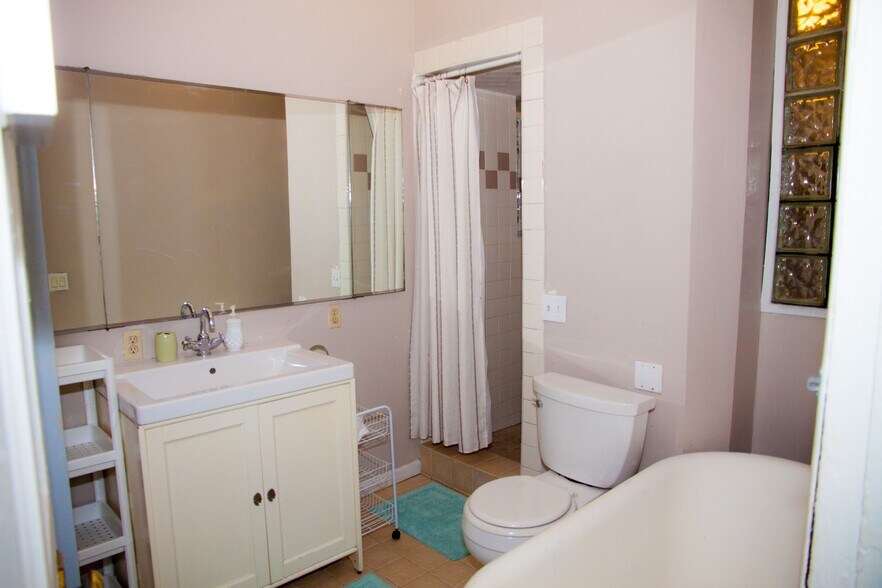 Full bathroom, standing shower and claw foot tub - 3443 Sheffield N Ave