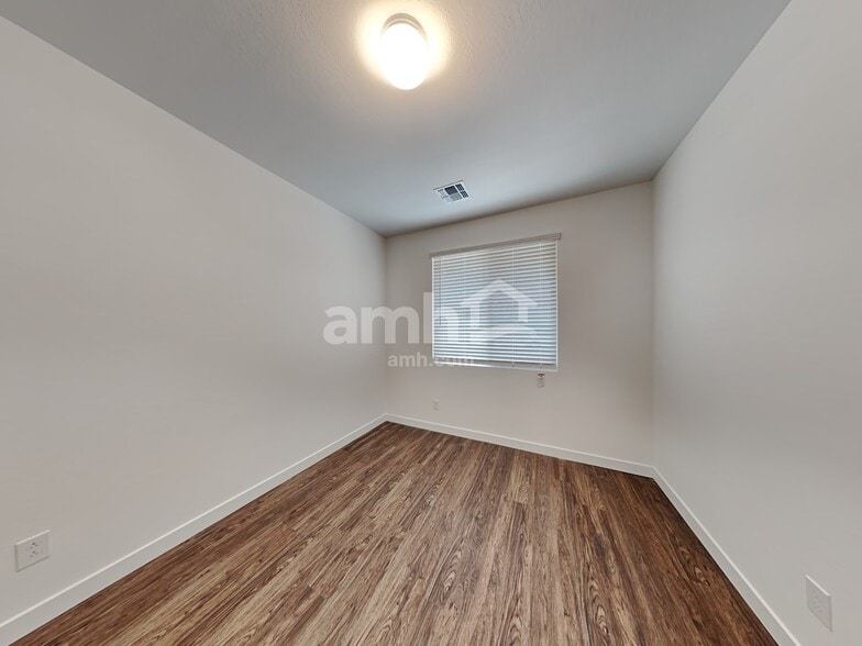 Building Photo - 4019 S 105th Dr