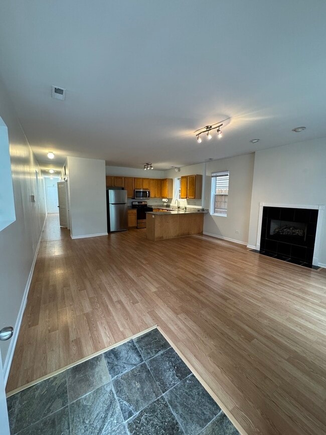 Building Photo - 903 N Richmond St