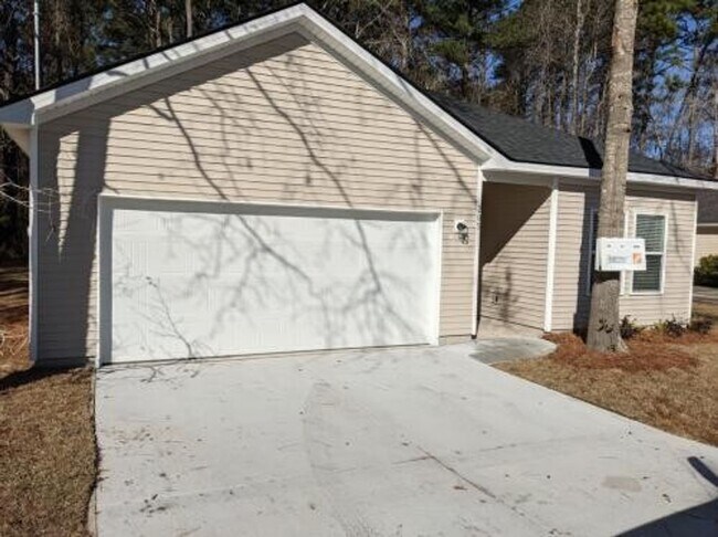 Building Photo - Beautiful 3 Bedroom Home