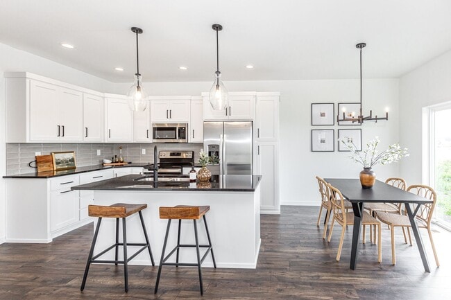 Building Photo - 3 Bed 2.5 Bath Single Family Home