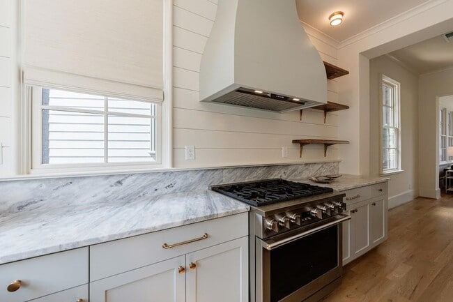 Building Photo - 81 Delmont Dr NE