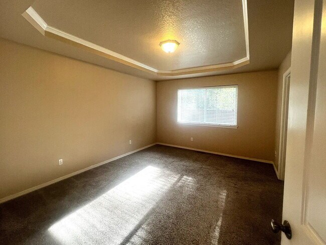 Building Photo - "Charming 3-Bedroom Oasis with Cozy Fireplace in Veneta – 1268 Sq Ft of Comfort!"