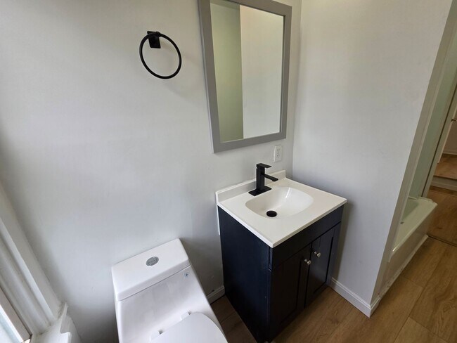 Building Photo - Space 3 bed 1 bath house for rent in Braddock!