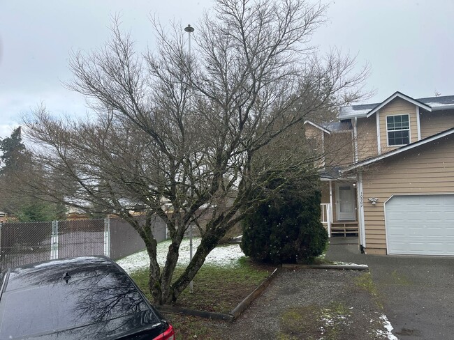 Building Photo - Puyallup 3 Bedroom Duplex.