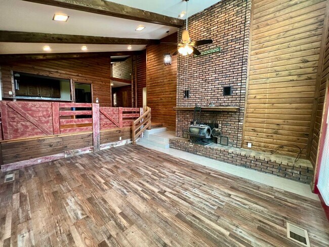 Building Photo - Cabin Style Home on Equestrian Farm *Priva...