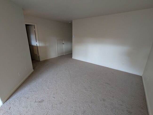 Building Photo - Updated 3-Bedroom Townhome in Dayton – Mov...