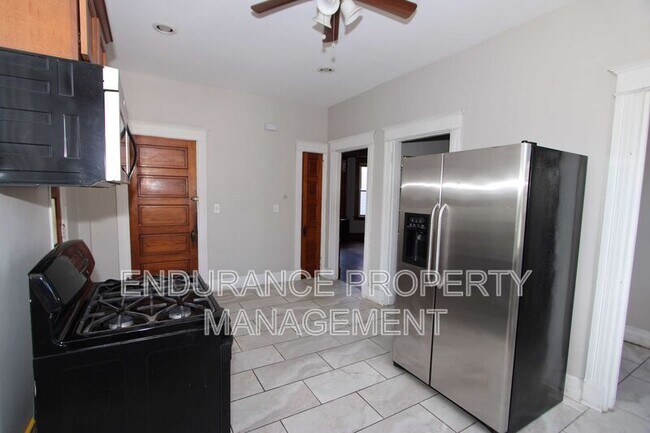 Building Photo - 2539 Melrose Ave