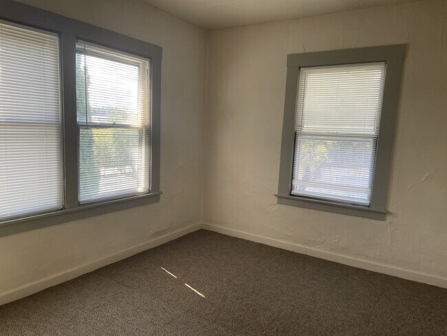 Building Photo - Walking Distance to Water Front- Multiple ...