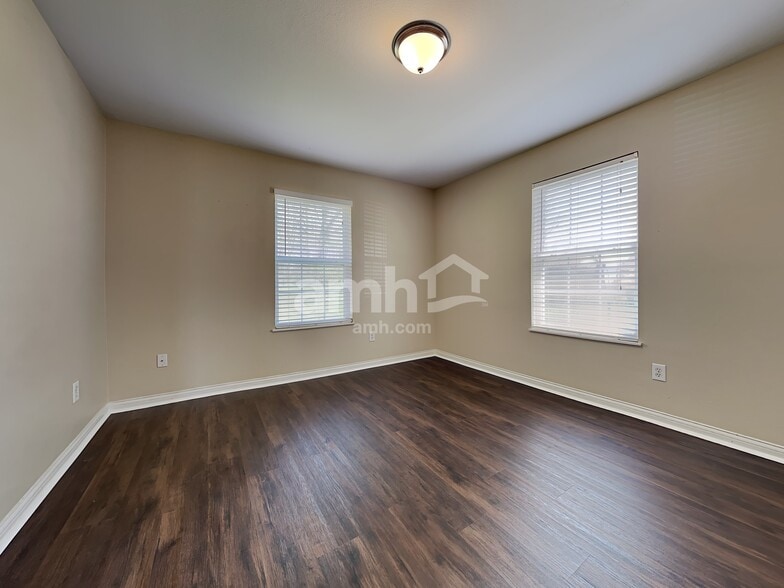 Building Photo - 1028 W Muskegon Dr