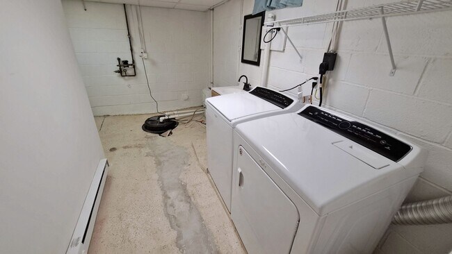 Building Photo - 3 Bed / 1-1/2 Bath Single Family Home w/2-car garage