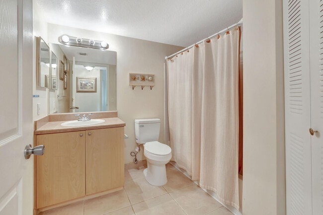 Building Photo - 923 Villa Cir