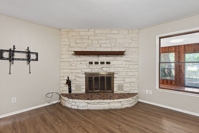 Building Photo - WATERFRONT HOME ON LAKE GRANBURY