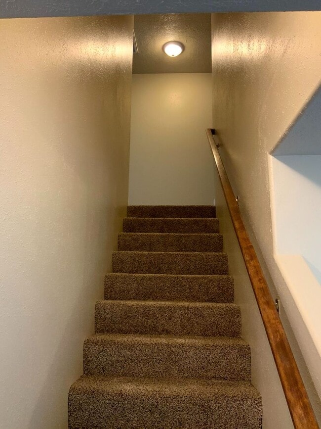 Building Photo - 4 Bedroom 2 Bathroom Home Near Thurston