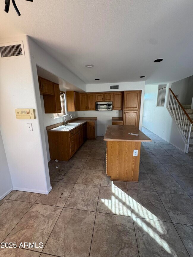 Building Photo - 4626 E Weaver Rd