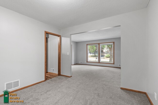 Building Photo - 4 Bedroom Home in Burnsville