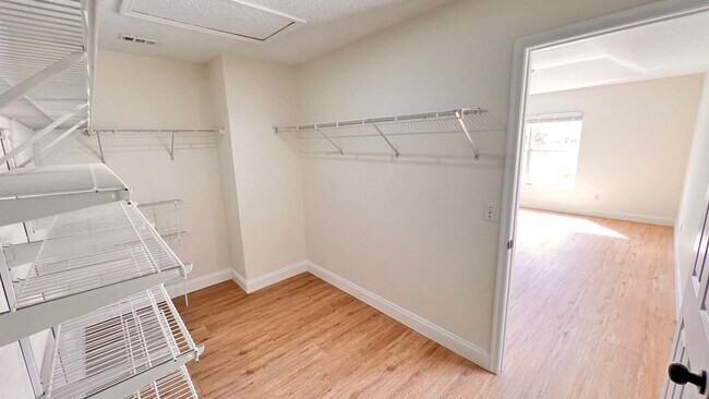 Building Photo - AWESOME 4BD/3BA in Orlando!!!