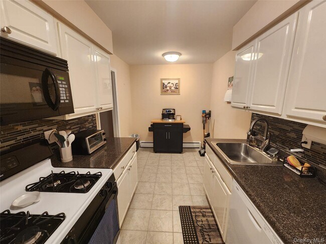 Building Photo - 6 Charles Ln