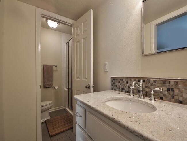 Building Photo - Beautiful town home in Downtown Austin!