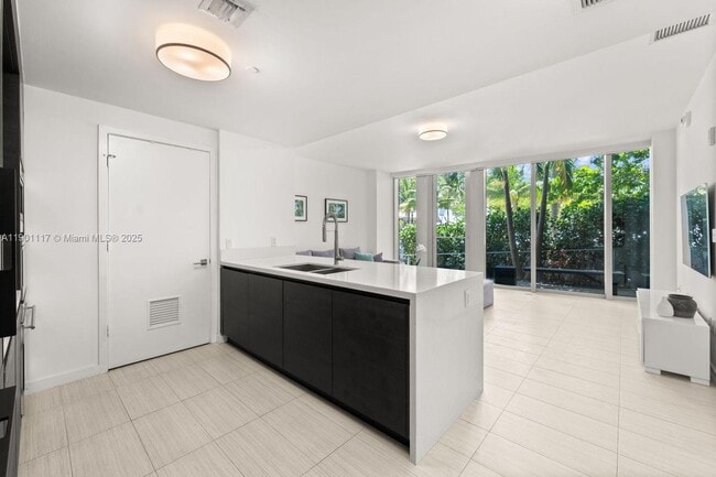 Building Photo - 1 Collins Ave