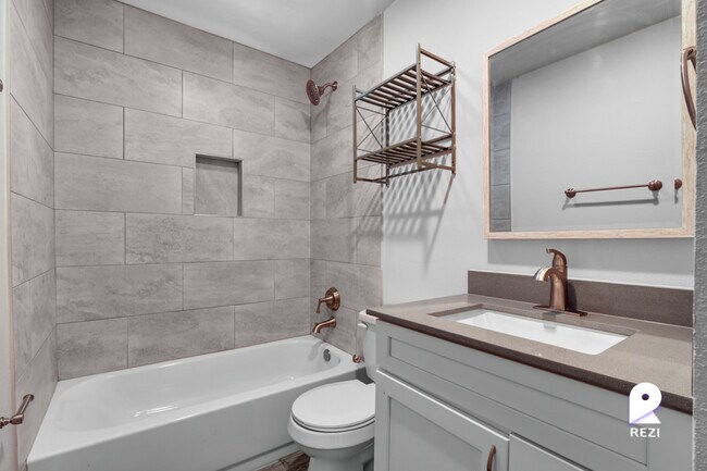 Building Photo - 902 Romeria Dr