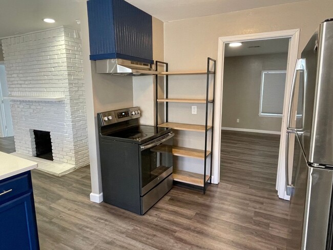 Building Photo - Updated and Spacious 2 bed 2 bath in the P...