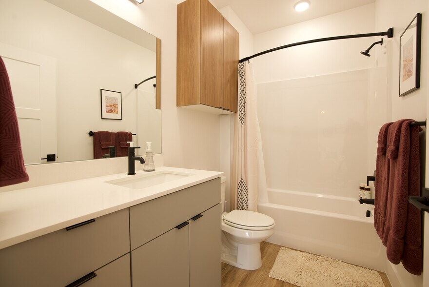 Ensuite bathroom of primary bedroom - 525 N 1st St