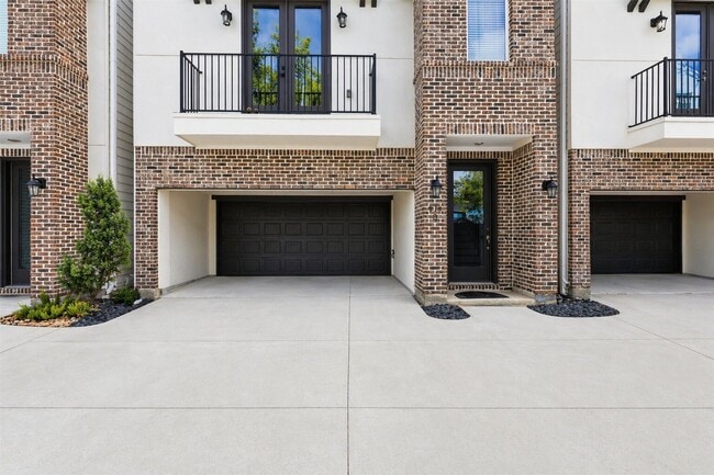 Building Photo - 913 Oak St