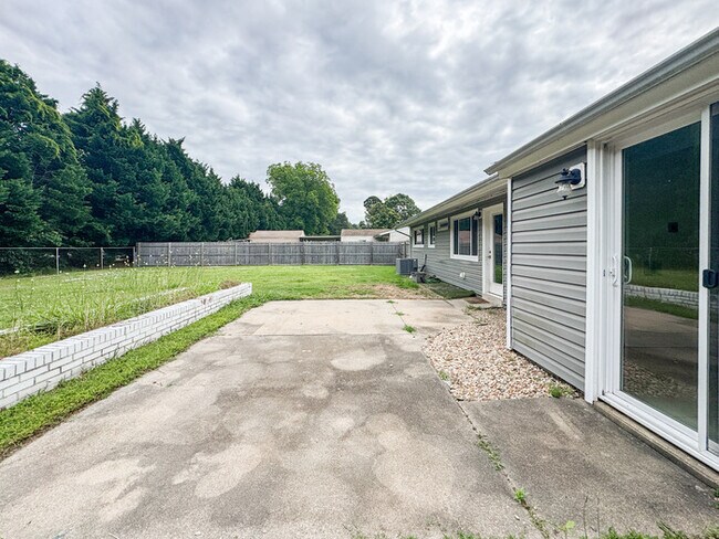 Building Photo - Charming Ranch in Highly Sought-After Grea...