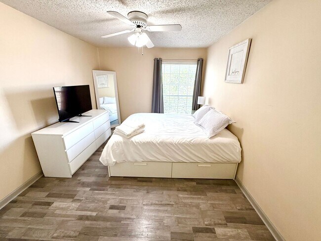 Building Photo - AVAILABLE NOW! 3rd Floor 1 Bedroom / 1 Bat...