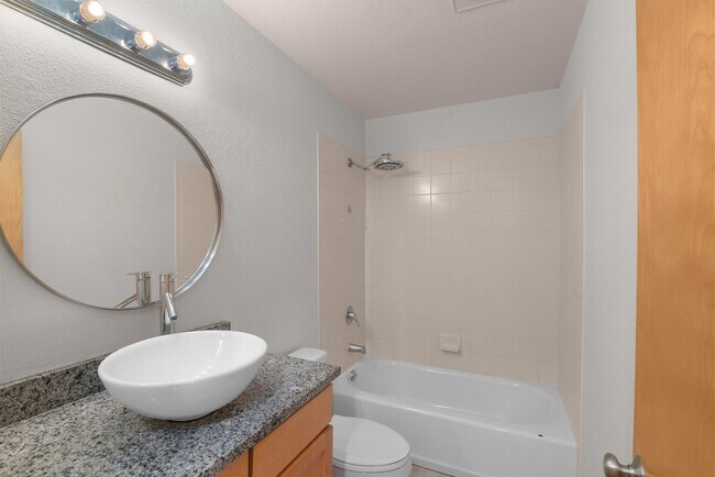 Building Photo - McCormick Pier - 1 bed/1 bath w/new paint/balcony/parking/pool/hot tub/bbq pit